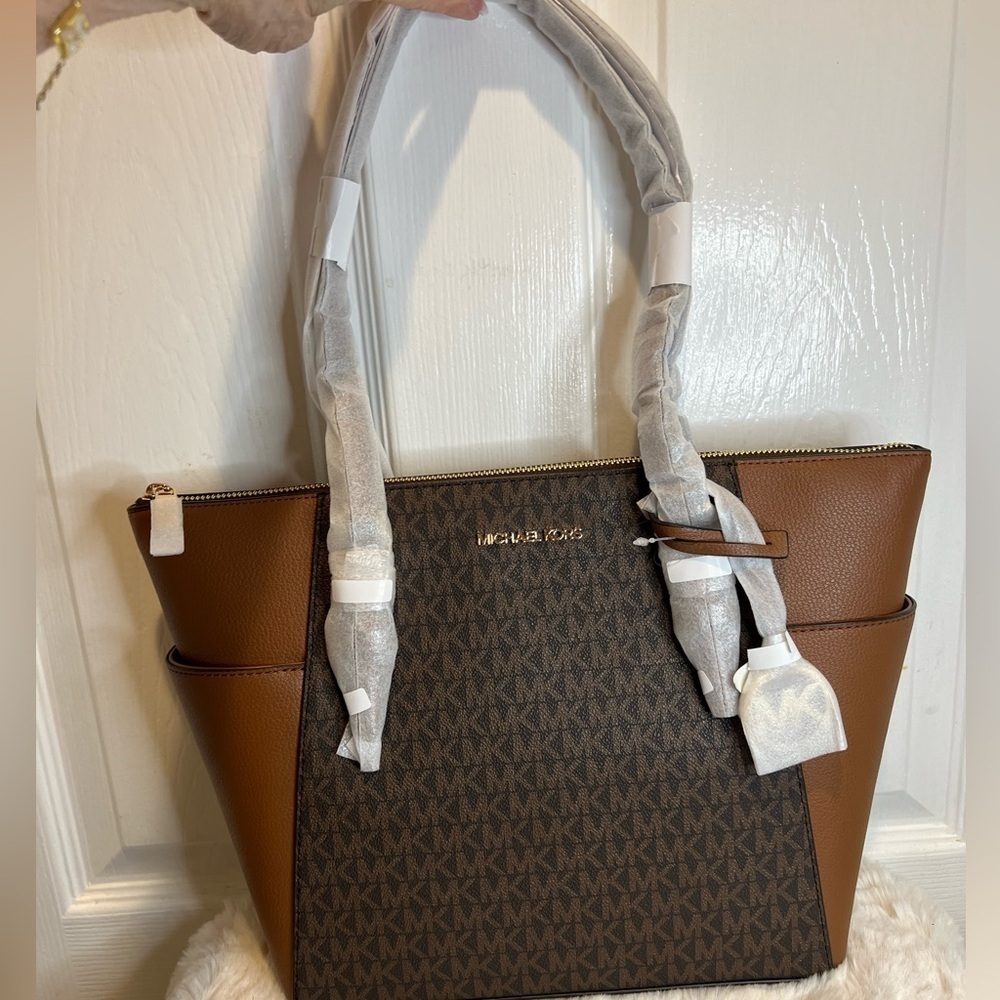 MICHAEL KORS CHARLOTTE LARGE LOGO & LEATHER TOP ZIP TOTE - Picture 7 of 8